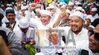 Herman Deru Khusuk Ikuti Rangkaian Ziarah Kubro Bersama Ribuan Peziarah