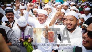Herman Deru Khusuk Ikuti Rangkaian Ziarah Kubro Bersama Ribuan Peziarah