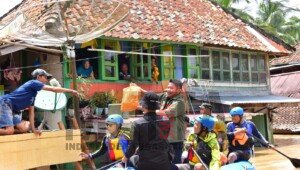 Naik Perahu Herman Deru Antar Langsung Bantuan untuk Korban Banjir Muara Kelingi