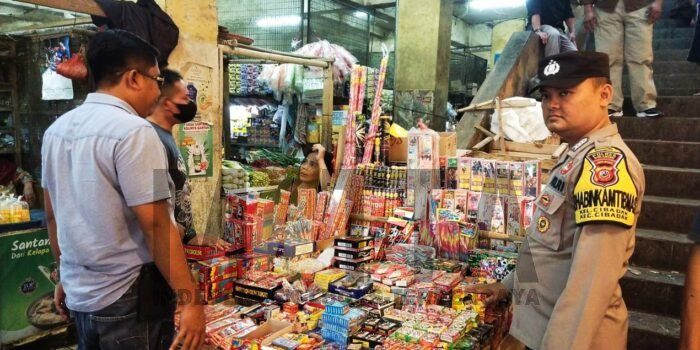 Ciptakan Rasa Aman, Polsek Cibadak Polres Sukabumi Tertibkan Penjual Petasan