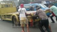 Meski Berpuasa, Anggota Satlantas Polres Sukabumi Dorong Truk Mogok