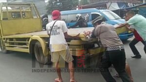 Meski Berpuasa, Anggota Satlantas Polres Sukabumi Dorong Truk Mogok