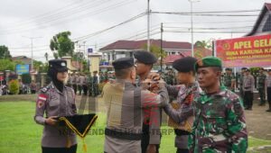 Apel Gelar Pasukan Ops Bina Karuna Kapuas – 2023, Wakapolres Kapuas Hulu Bacakan Amanat Kapolda Kalbar
