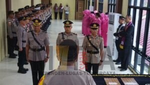 Kapolres Kapuas Hulu Pimpin Sertijab Kapolsek Kalis dan Kapolsek Putussibau Utara