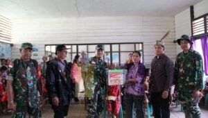 Kodim 1206/Psb Serahkan Paket Bantuan “Ayo Belajar” Kepada Anak Sekolah di Desa Kareho