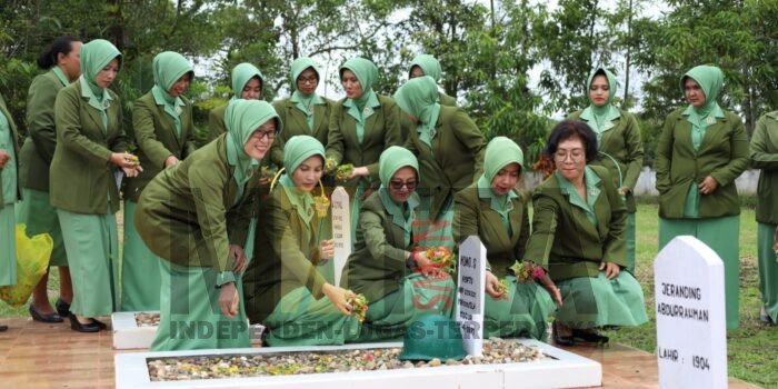 Persit KCK Ranting 4 Yonif 644 Tabur Bunga di TMP Manalo Marajuang