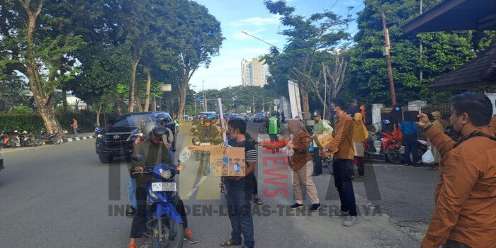 FJP Bagikan Ratusan Bungkus Takjil Gratis ke Warga