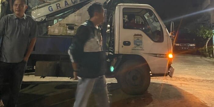 Malam-malam Naik Motor, Ratu Dewa Perbaiki Lampu Jalan yang Rusak di Gandus Palembang
