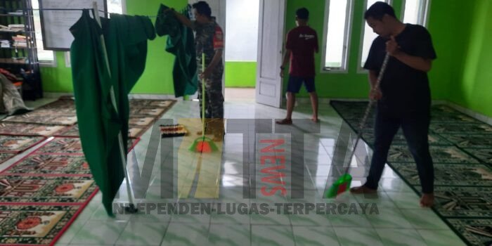 Prajurit Kodim 0403/OKU Ajak Warga Bersihkan Mushola