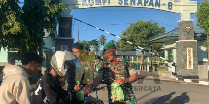 Gelar Jumat Berkah, Kompi Senapan B Yonif 144/JY Semakin Dekat Dengan Masyarakat
