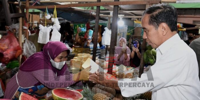 Jelang Hari Raya Idul Fitri 1444 H, Presiden Cek Harga Kebutuhan Pokok di Pasar Kelapa Cilegon