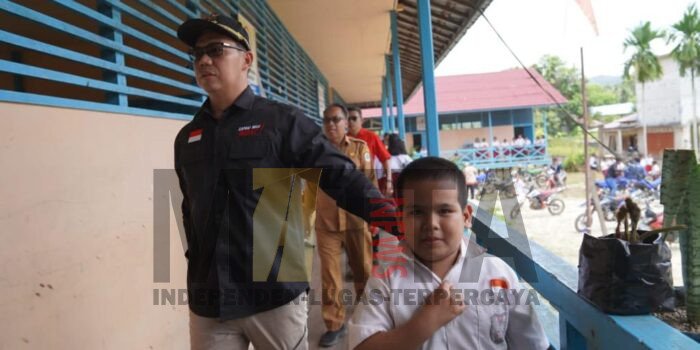 Tidak Terencana, Bupati Kunjungi SDN 13 dan SMPN 6 Satap di Desa Nanga Payang