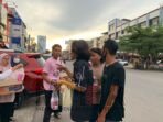 Srikandi Ganjar Sumsel Buat Takjil Bareng Mahasiswa, Dibagikan ke Warga