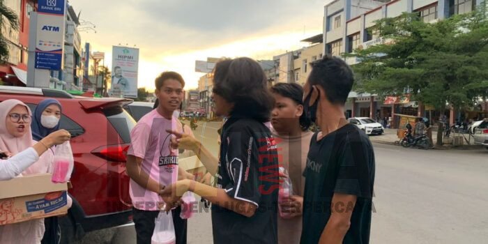 Srikandi Ganjar Sumsel Buat Takjil Bareng Mahasiswa, Dibagikan ke Warga