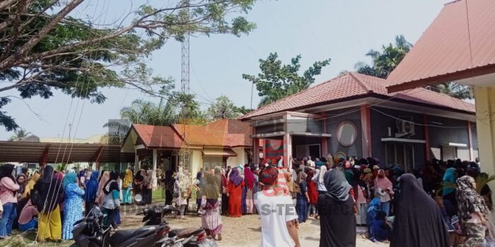 Warga Berdesakan Terima Bantuan Pangan Pemerintah, Ini Kata Ketua DPRK Aceh Tamiang