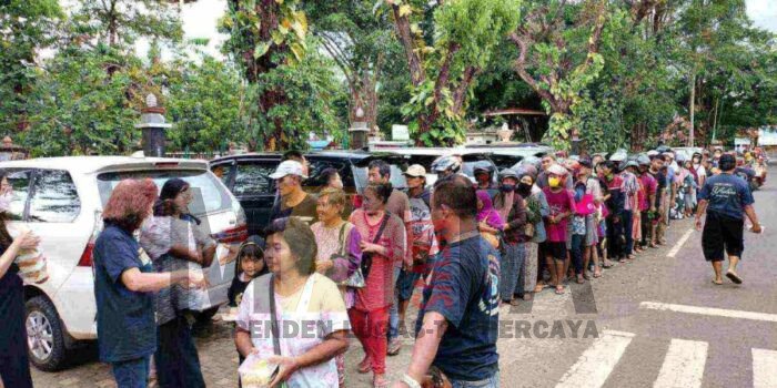 Ratusan Warga Antri Terima Takjil dari Paguyuban Tionghoa Tulungagung