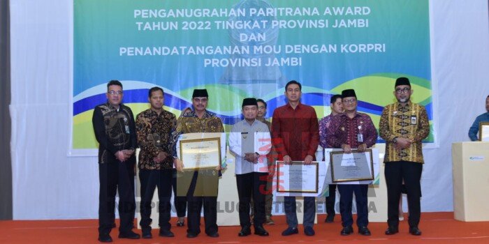 Bupati Batang Hari Terima Penganugrahan Paritrina Award Tahun 2022 Tingkat Provinsi Jambi