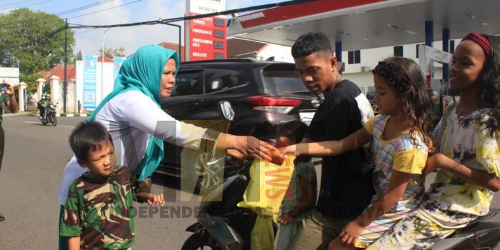 Tanamkan Kepedulian Sesama Sejak Dini, Murid Tk Kartika Jaya Ikut Berbagi Takjil