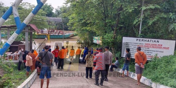 Sungai Brantas Pasang, 11 Warga Tulungagung Terjebak 4 Jam di Atas Perahu