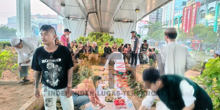 Puluhan Punk dan Rockers Hijrah Bagi Takjil di Simpang Polda Sumsel