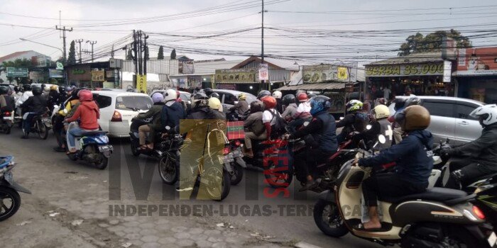 Selasa Sore, Pemudik Mulai Terlihat di Jalan Raya Cinunuk-Cileunyi Kabupaten Bandung