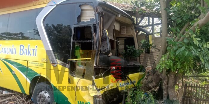 Tak Ada Sinyal Berhenti, Bus Seruduk Avanza