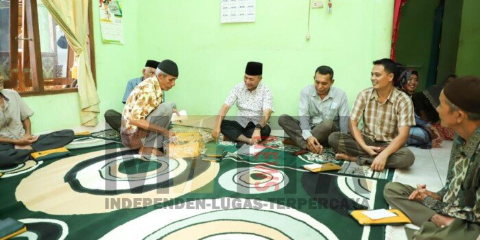 Giliran Lansia di Plakat Tinggi Dapat THR Pj Bupati Apriyadi