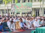 Danrem 041/Gamas Sholat Ied Bersama Masyarakat di Mesjid Raya Baitul Izzah Bengkulu