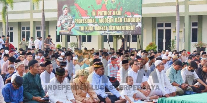 Danrem 041/Gamas Sholat Ied Bersama Masyarakat di Mesjid Raya Baitul Izzah Bengkulu