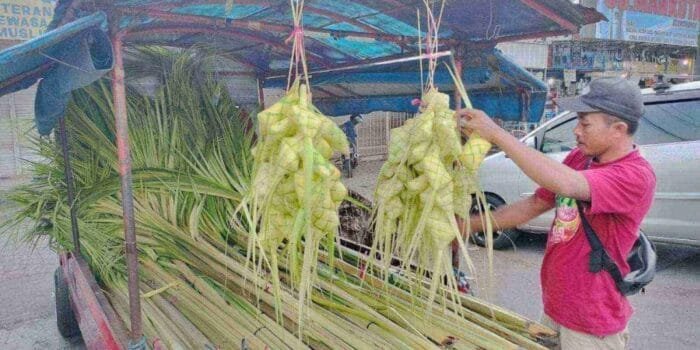 Pedagang Musiman Bungkus Ketupat Mulai Menjamur di Pasar Ngemplak Tulungagung