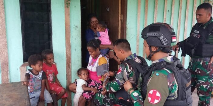 Satgas Pamtas Yonif R 200/BN Berikan Layanan Pengobatan Masyarakat Distrik Airu Papua