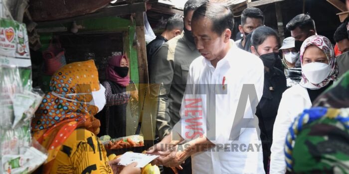 Cek Harga Kebutuhan Pokok, Presiden Jokowi dan Ibu Iriana Tinjau Pasar Sambonggede Tuban