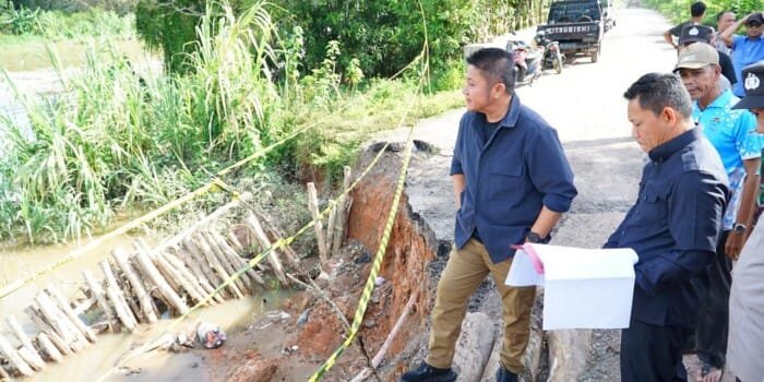 Tinjau Ruas Jalan Provinsi Penghubung OI-OKU yang Amblas, Herman Deru Intruksikan Dinas PUBMTR Segera Lakukan Perbaikan