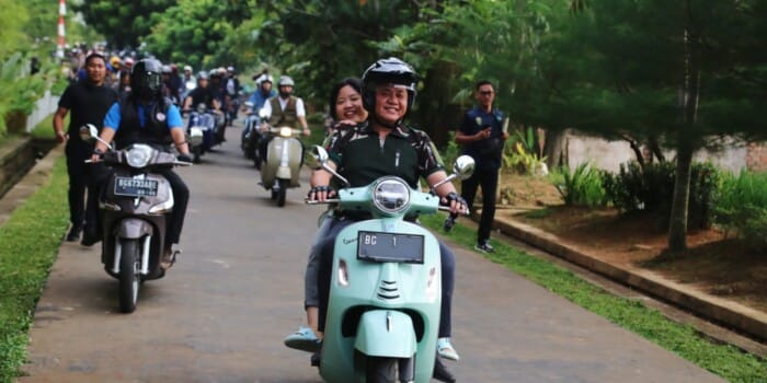 Bersama Komunitas Vespa, Herman Deru Ngabuburide Keliling Kota Palembang