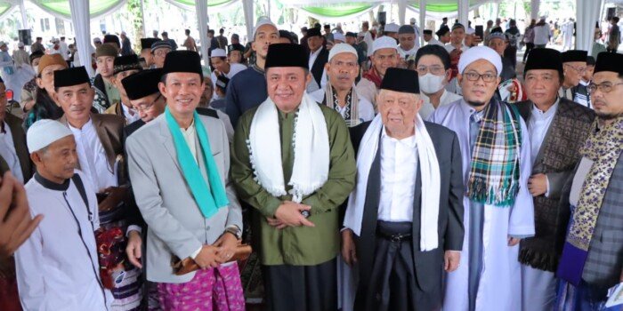 Herman Deru dan Keluarga Sholat Ied Berjemaah Bersama Ribuan Umat Muslim di Masjid Agung Palembang