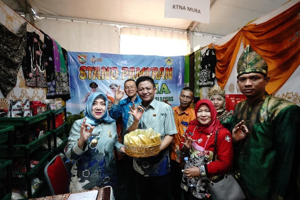 Bupati OKU Timur Saat Meninjau Stand Pameran Pertanian.