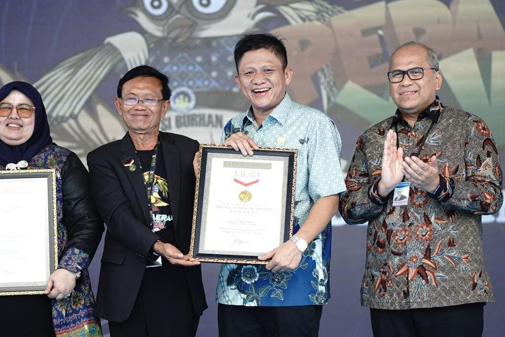 Bupati OKU Timur Menerima Piagam Rekor MURI