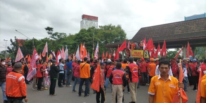 Hari Buruh Sedunia, Ribuan Buruh Penuhi Simpang DPRD Sumsel