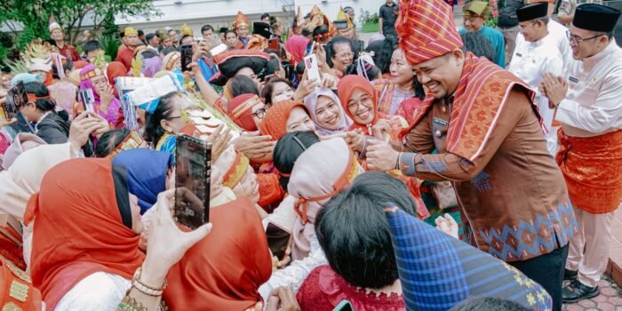 Kenakan Pakaian Adat Karo, Bobby Nasution Inspektur Upacara Hari Pendidikan Nasional
