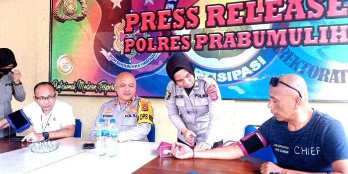 Wujud Kemitraan, Polres Prabumulih Cek Kesehatan dan Bagi Vitamin pada Awak Media