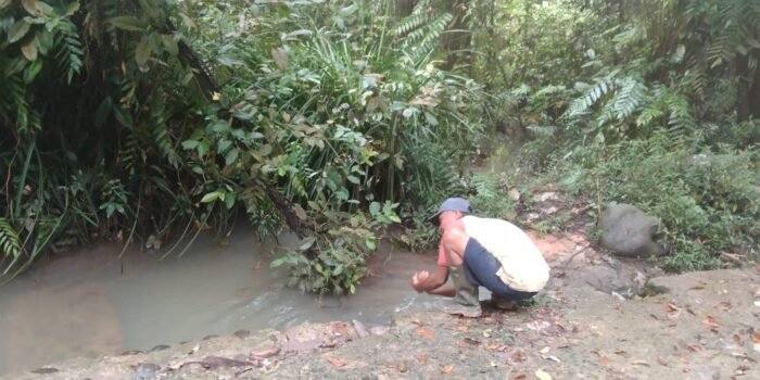 Warga Muara Dua Keluhkan Aktifitas Cuci Mobil di Gorong-gorong Talang Mayang
