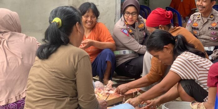 Lagi, Jumat Curhat Kasat Lantas Prabumulih Bantu Masak di Tempat Hajatan