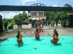 Danbrigif 19/Khatulistiwa Kunker ke Yonif Raider Khusus 644/Wls Diiringi Tarian Khas Dayak