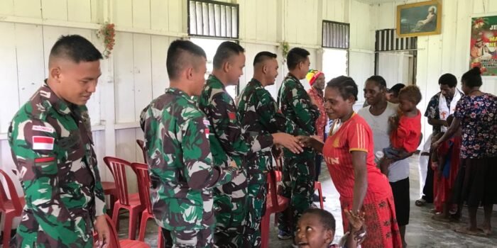 Satgas Yonif Raider 200/BN Bagikan Alkitab Kepada Jemaat Gereja