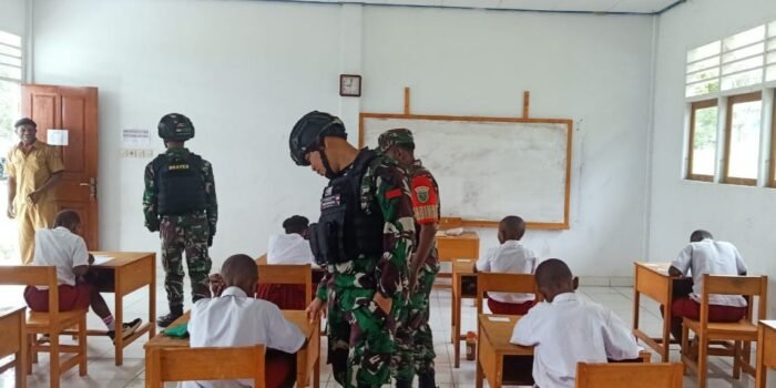 Peduli Pendidikan, Prajurit Bhakti Negara Bantu Pengawasan UAS di Papua