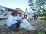 Telkomsel Ajak Komunitas Lokal Bersihkan Pantai dan Kumpulkan Sampah Cangkang Kemasan Kartu SIM di Labuan Bajo