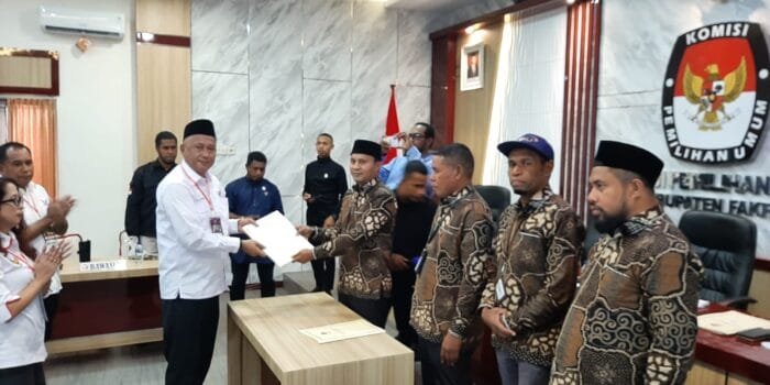 Daftarkan 20 Bacaleg Perindo ke KPU FakFak, Deny La Ode: Perlu Kebijakan Berpihak ke Masyarakat