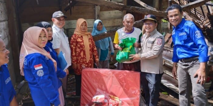 Pemkab Muba Salurkan Bantuan kepada Parmin Lansia Korban Rumah Roboh