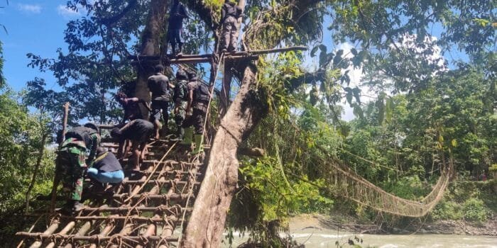 Lancarkan Mobilitas Warga, satgas yonif 143/TWEJ Perbaiki Jembatan