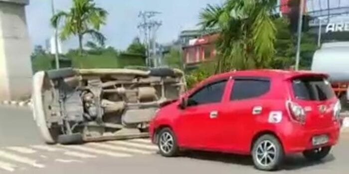 Mobil Ambulance Angkut Jenazah Ditabrak ‘Ayla’